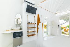 Igloo Beach Lodge