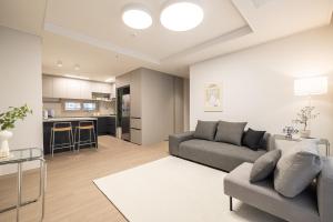 Stylish Modern Condo, 3 Bedrooms, 2 Bathrooms, 4 Air Conditioners, 65-inch TV, Laundry Machine & Dryer