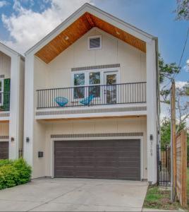 4BR w Backyard Theatre | 5 Mins to Downtown