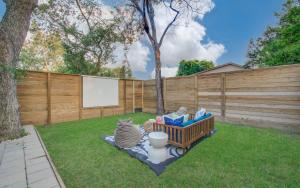 4BR w Backyard Theatre | 5 Mins to Downtown