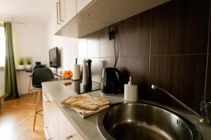 PiotrApartments - Daleka Cozy Train&Airport Apartment