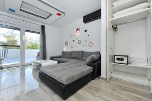 Family friendly house with a swimming pool Privlaka, Zadar - 23636