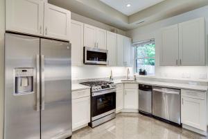 Modern 1 block from Metro subway Minutes to Capital, Museums and National Mall