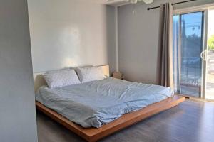 2bdr Bluff Heights Condo walking distance to beach