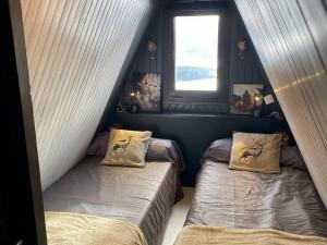 Chalets Chalet chaleureux avec jacuzzi, parking et Wi-Fi aux Angles - FR-1-593-121 : photos des chambres