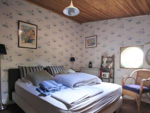 Maisons de vacances Maison spacieuse pres du lac avec piscine privee, ideal pour 16 personnes - FR-1-50-145 : photos des chambres