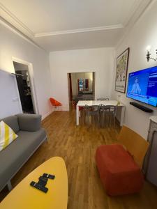 2 Bedroom with Spacious Terrace minutes from Champs Elysées