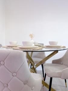 Luxury 2 bedroom Leeds City Apartment with Free parking & Jacuzzi bath