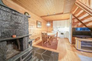 Alpine Chalet Central Ski-in Ski-out, Levi center by Aavalevi