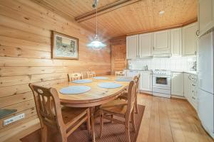 Alpine Chalet Central Ski-in Ski-out, Levi center by Aavalevi