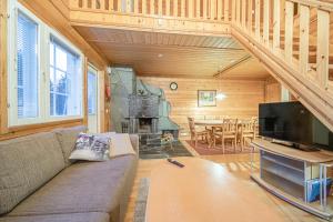 Alpine Chalet Central Ski-in Ski-out, Levi center by Aavalevi