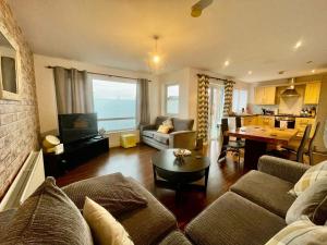 2 bedroom City-Centre apartment with Free parking