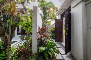 Villa Eleni- dining, beach, shopping - 5 mins walk or drive