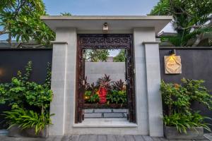 Villa Eleni- dining, beach, shopping - 5 mins walk or drive