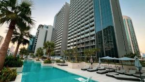 Luxurious New Studio! 2 Double Beds! Sleek Design & High-End Amenities in Dubai Downtown