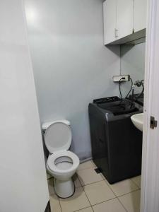 15th Floor Cozy Studio Unit with Netflix, AC and Free Wifi in Mplace