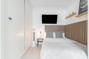 Minimalist & Exterior Studio Next to the Beach