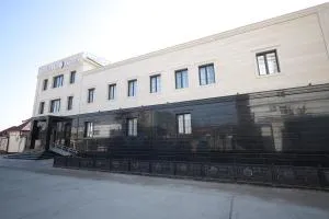 IDEAL Hotel - Oltinkŭl