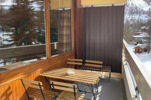 T3 aux Ecrins IV, skis aux pieds à Vars
