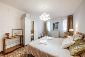 QUEEN HOME Carlotta