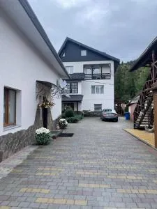 Зелена садиба над рікою - Tukhlya