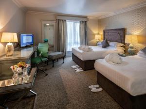 Family Room with Private Bathroom room in Treacys Oakwood Hotel