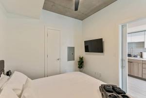 X DT SLC Rooftop Pool Hot Tub King Bed Parking