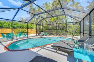 1 Mi to Beach Naples Home with Pool and Fire Pit - 4hvězdičkové hotely ve městě Naples