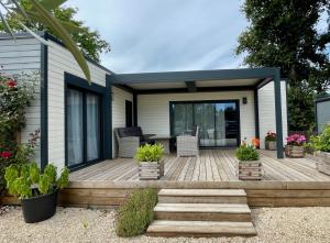 Modern and cosy ecolodge, shared heated pool, Les Mathes