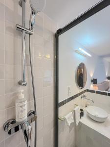 Hotels Hotel du Commerce : photos des chambres