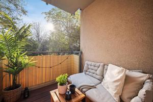 EDLER WOHNRAUM Boutique-Studio mit Balkon, Miele-Kaffeevollautomat, Lift, Parkplatz & WLAN 512 Mbps
