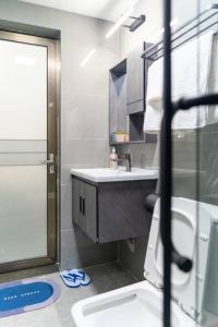 Chic high-rise with picturesque city skyline view