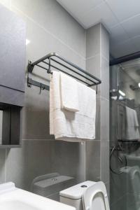 Chic high-rise with picturesque city skyline view