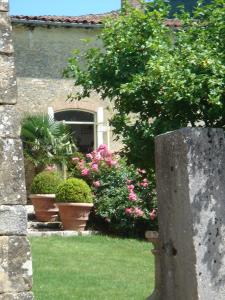 B&B / Chambres d'hotes Clos de Mont July, architecture XVIIIe au coeur de la nature : photos des chambres