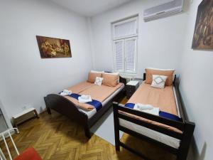 BUDGET - Authentic Belgrade Centre Apartment #4, 3 Bedrooms, 1 full Bathroom, 1 Toilet