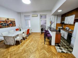 BUDGET - Authentic Belgrade Centre Apartment #4, 3 Bedrooms, 1 full Bathroom, 1 Toilet