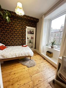 Cosey and vibrant flat in Leith, Edinburgh