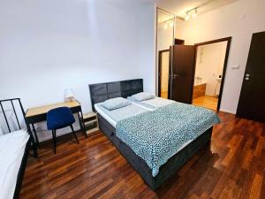 Rooms Green Rydygiera 17 own room tv wifi - Ostelli, Varsavia