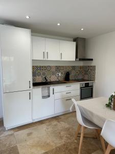 LE TERRACOTTA COTE DAZUR - Proche PLAGE - Terrasse & Confort - CLIM - Parking et Wifi Gratuit- OFFRE SPECIALE