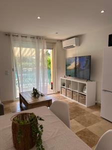 LE TERRACOTTA COTE DAZUR - Proche PLAGE - Terrasse & Confort - CLIM - Parking et Wifi Gratuit- OFFRE SPECIALE