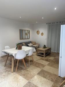 LE TERRACOTTA COTE DAZUR - Proche PLAGE - Terrasse & Confort - CLIM - Parking et Wifi Gratuit- OFFRE SPECIALE