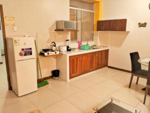 100 RV APARTMENTS IQUITOS PERU-Apartamento primer piso con ventana a piscina