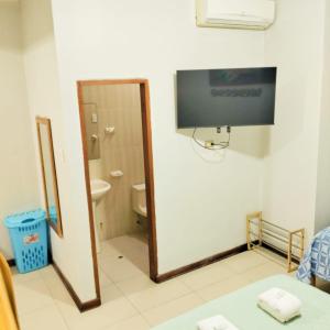 100 RV APARTMENTS IQUITOS PERU-Apartamento primer piso con ventana a piscina