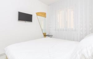 Apartments Funtana with pool - 3hvězdičkové hotely ve městě Funtana