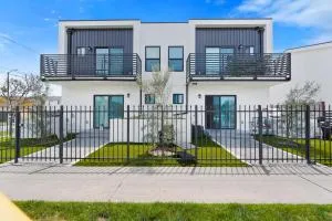 Charming Bedroom With Bathroom - إنجلوود