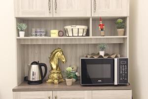 غرفة نوم فاخرة في مبنى راقي