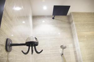 غرفة نوم فاخرة في مبنى راقي