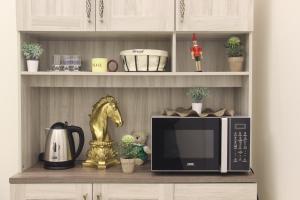 غرفة نوم فاخرة في مبنى راقي