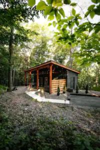 The Hillside Retreat - Cozy container home with Hot tub and Fire pit