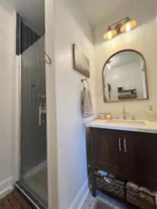 The Hillside Retreat - Cozy container home with Hot tub and Fire pit